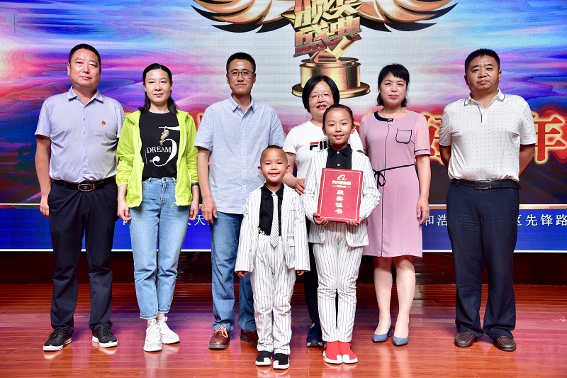 中国好少年臧鑫格和嘉宾合影留念颁奖现场.jpg